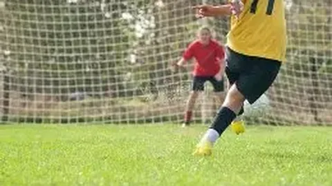 巴萨点球制胜，巴列卡诺0-1负于莱万，西甲榜首易主