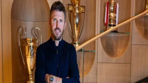 阿森纳辉煌对决：当代精英与足球巨星共铸壮观TIFO，同城巅峰争霸一触即发！